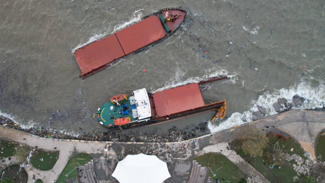 Fırtına Zonguldak'ta felaketi yaşattı! İkiye bölünen gemi böyle görüntülendi 4